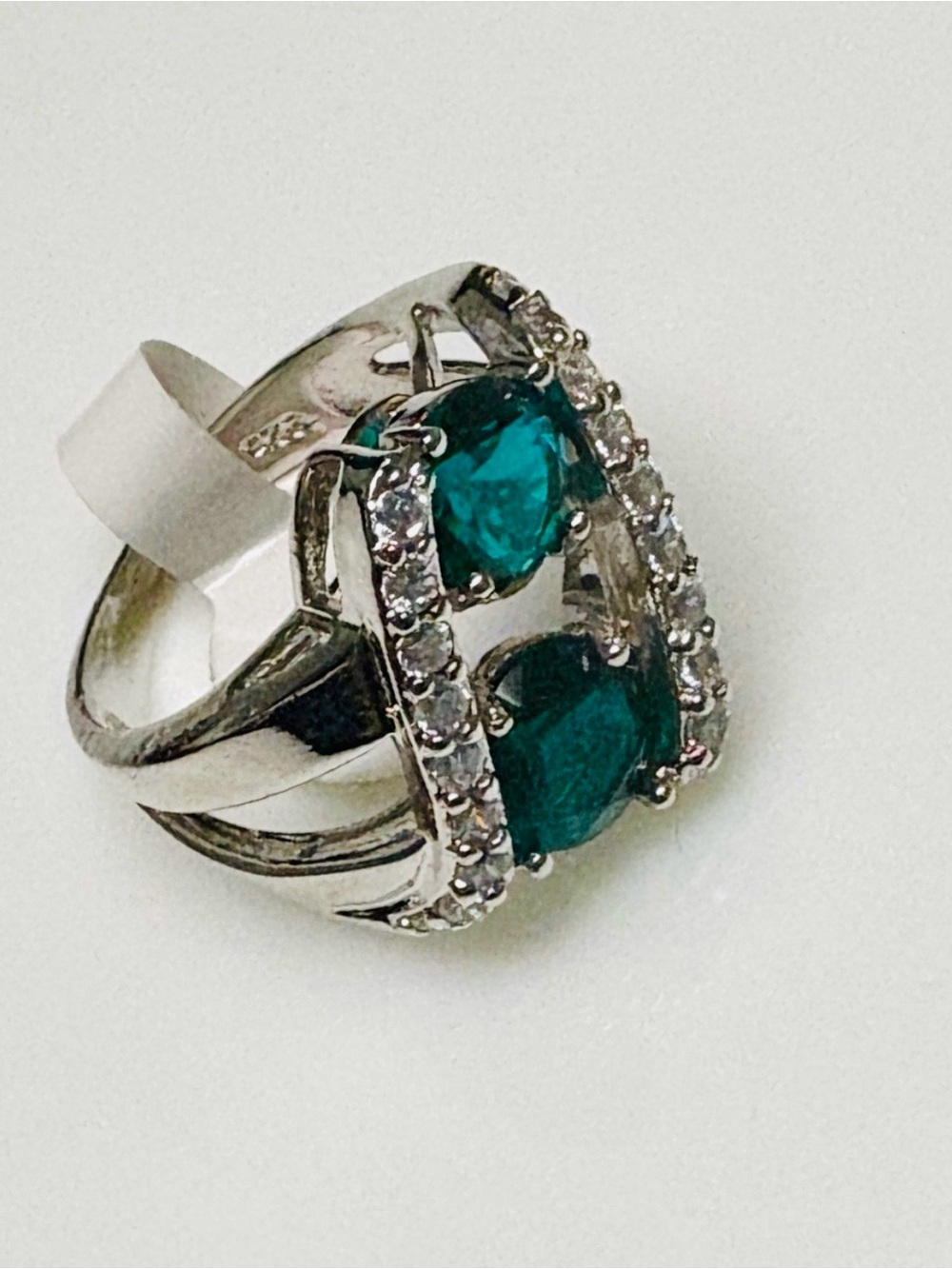 Silver Tone Green & White Toi et Moi Split Shank Cocktail Ring, Size 7, NWT.